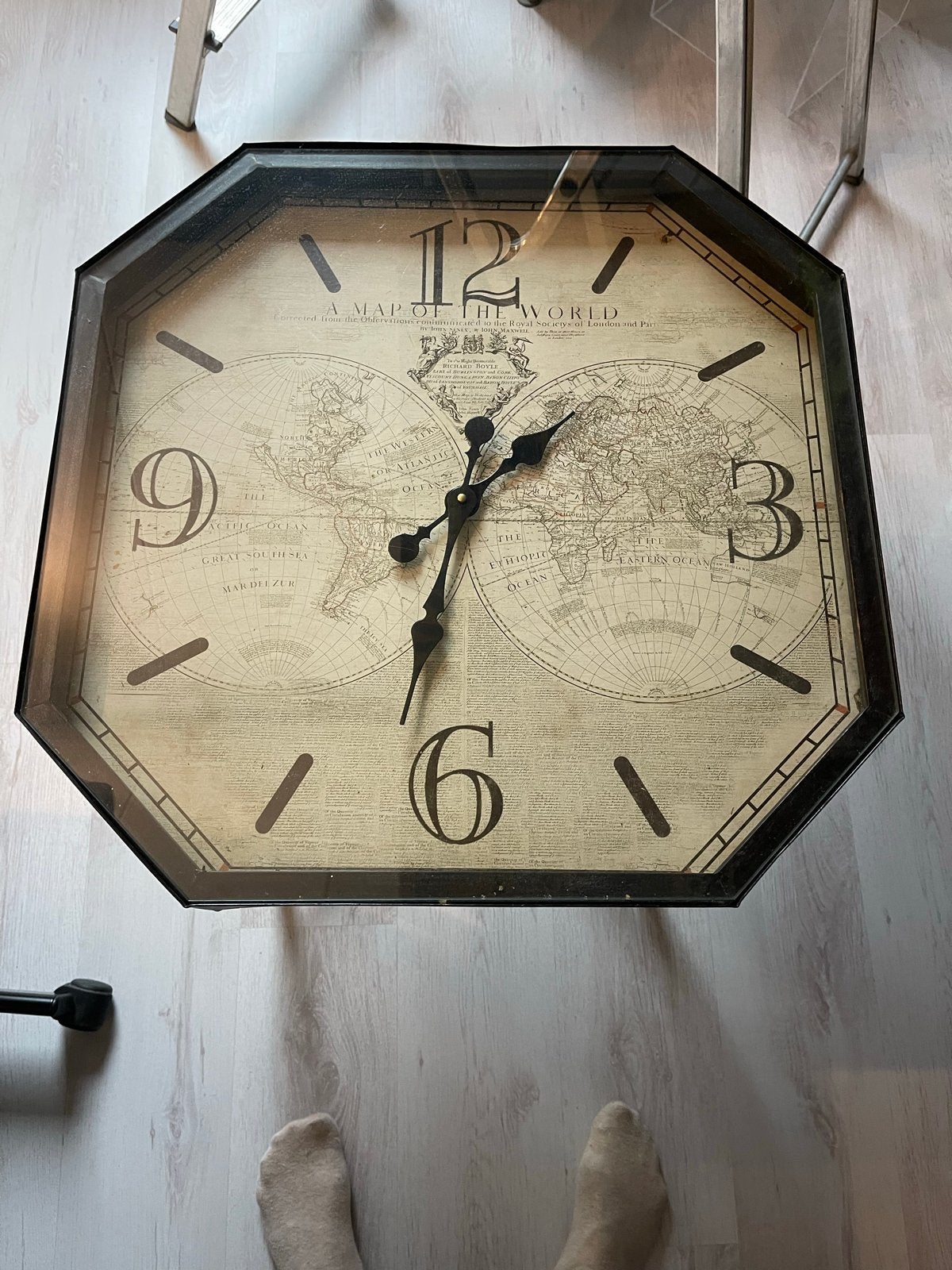 Bijzettafel met geintregeerde klok en wereldkaart design, Ophalen, Gebruikt, Metaal of Aluminium, 55 tot 75 cm