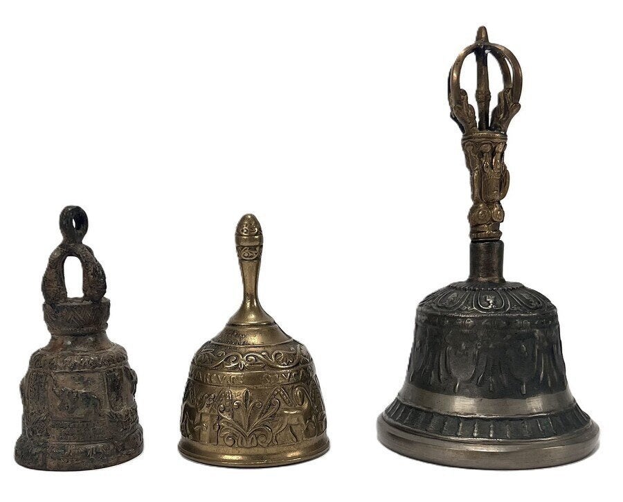 860. Bellen – Ghanta, evangelistenbel en handbel, 20e eeuw, Ophalen of Verzenden, Brons