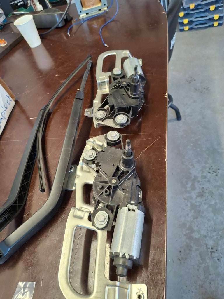 Ruitenwissermotor vw T6 2018 L-R incl. bladen, Ophalen, Gebruikt