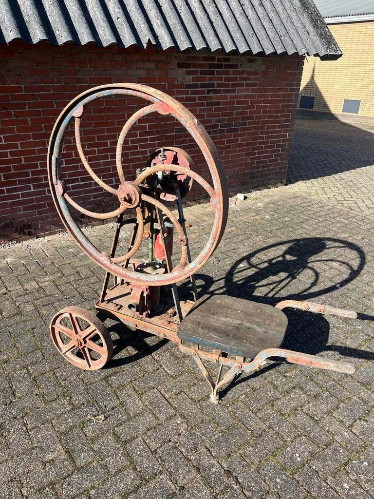 Antieke waterpomp, barnfind 100j oud., Ophalen