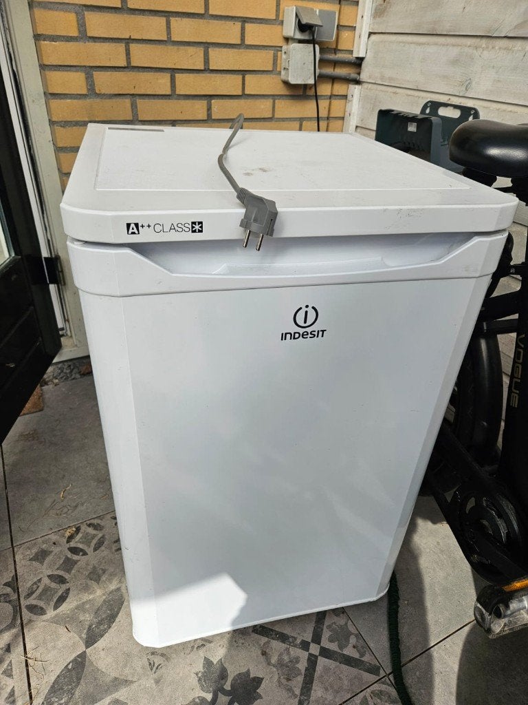GRATIS Indesit tafelmodel koelkast defect, Ophalen, Zonder vriesvak, Minder dan 85 cm, 100 tot 150 liter
