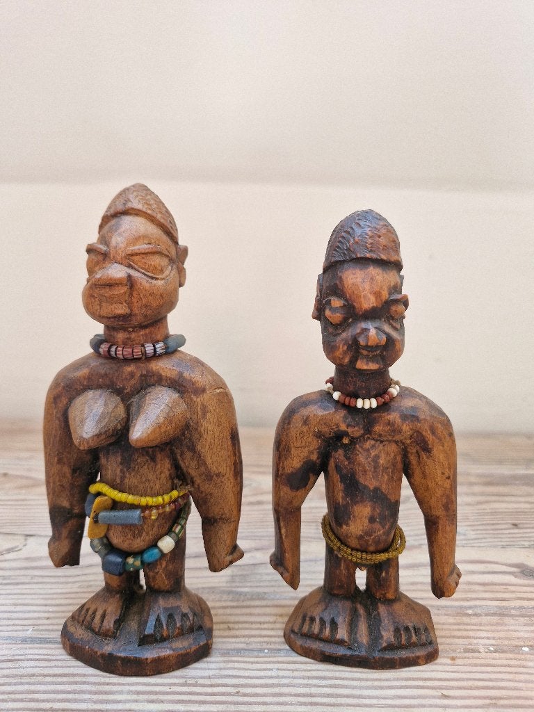 Afrikaanse beeldjes Yoruba met glaskralen., 16 cm, Bruin, Handgemaakt, Ritueel object