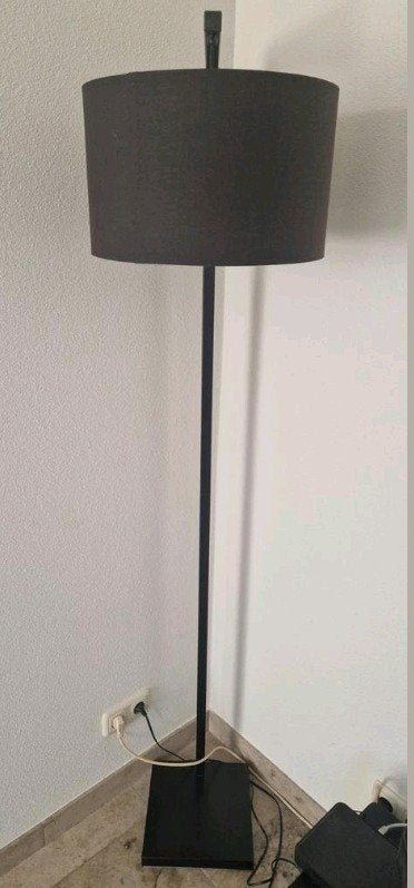 leuke vloerlamp met zwarte kap, Ophalen, Zo goed als nieuw, Metaal, 150 tot 200 cm