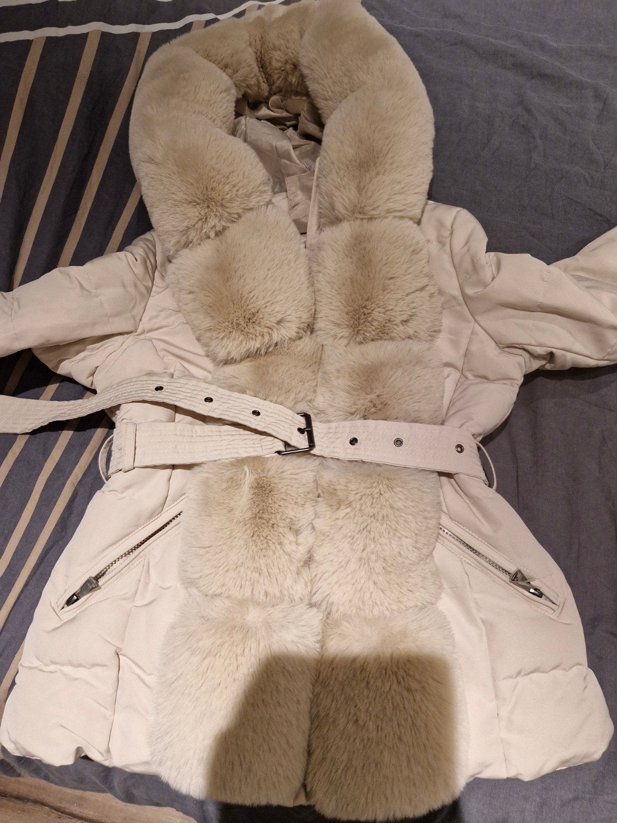 Stijlvolle beige winterjas met bontkraag ontkraag en ceintu, Kleding | Dames, Beige, Knielengte, Ophalen, Maat 38/40 (M)