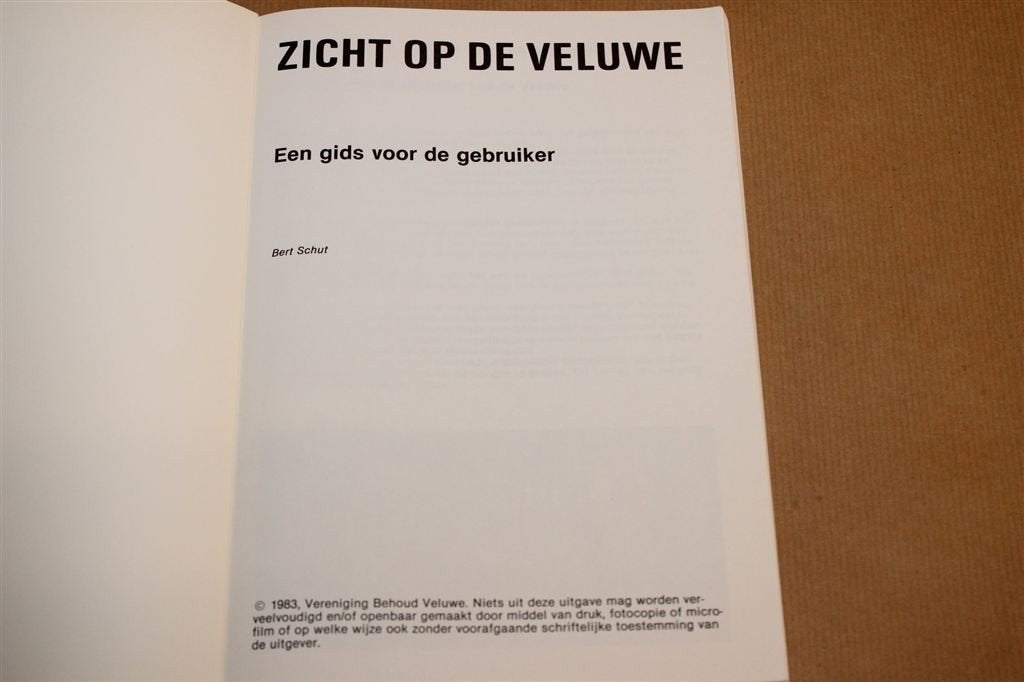 Zicht op de Veluwe — Natuurgids met Uitvouwbare Kaart 1983, Ophalen of Verzenden, Gelezen