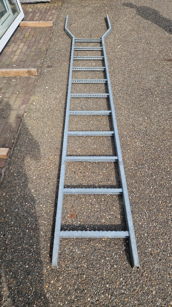 Gegalvaniseerde trap ( 141 ), Doe-het-zelf en Verbouw, Ladders en Trappen, Ophalen, Zo goed als nieuw, Ladder, Nb