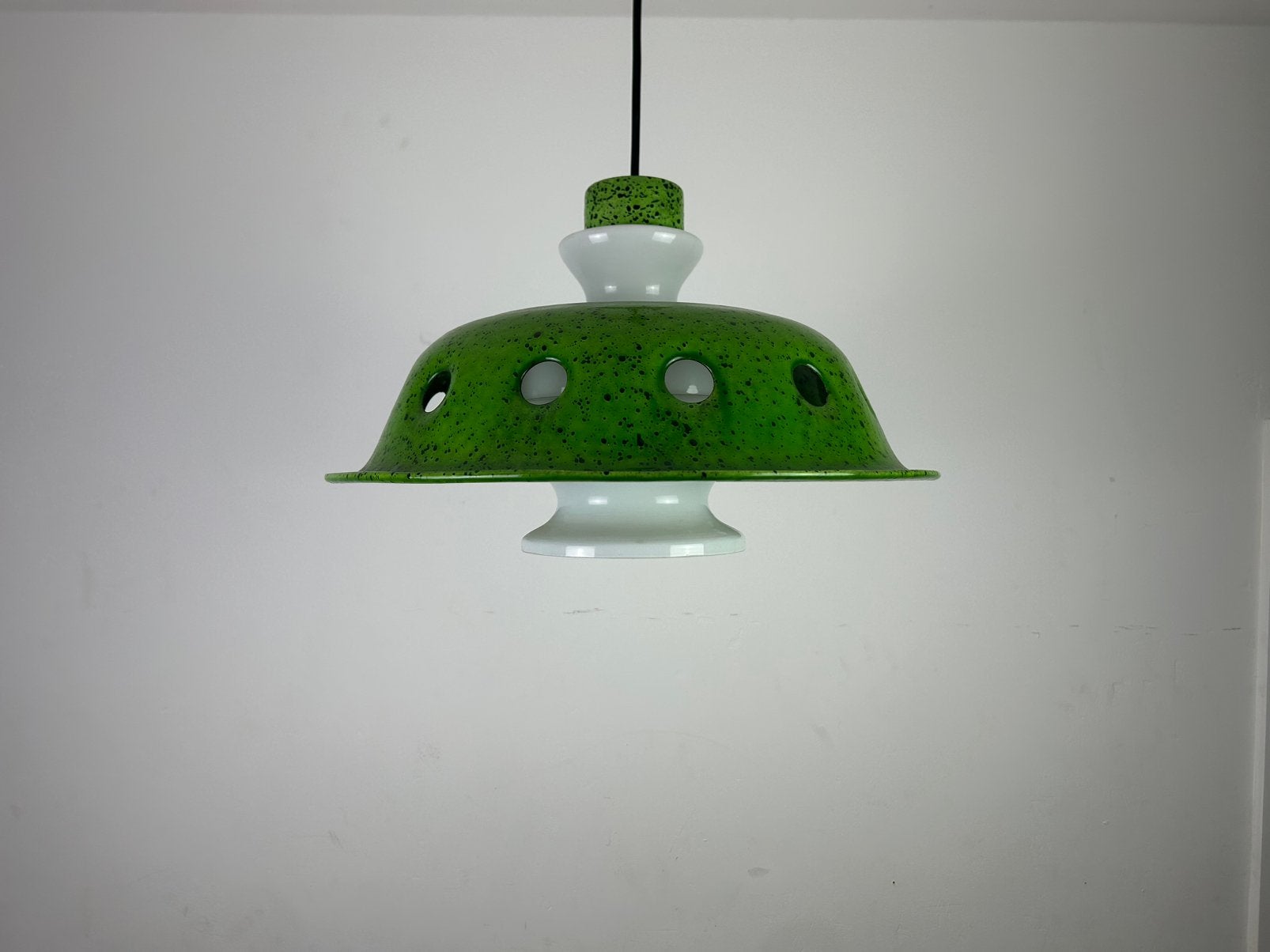 Vintage groen emaille hanglamp met opaline glas, Huis en Inrichting, Lampen | Hanglampen, Ophalen of Verzenden, Gebruikt, Glas