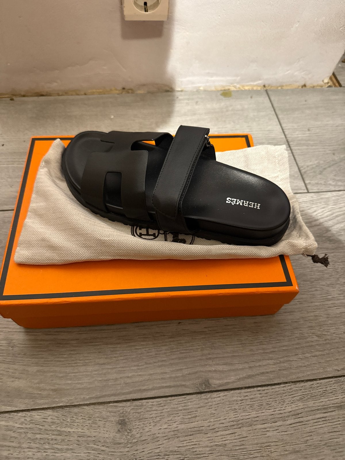 Hermes slippers zwart, Ophalen of Verzenden, Zo goed als nieuw, Zwart, Slippers