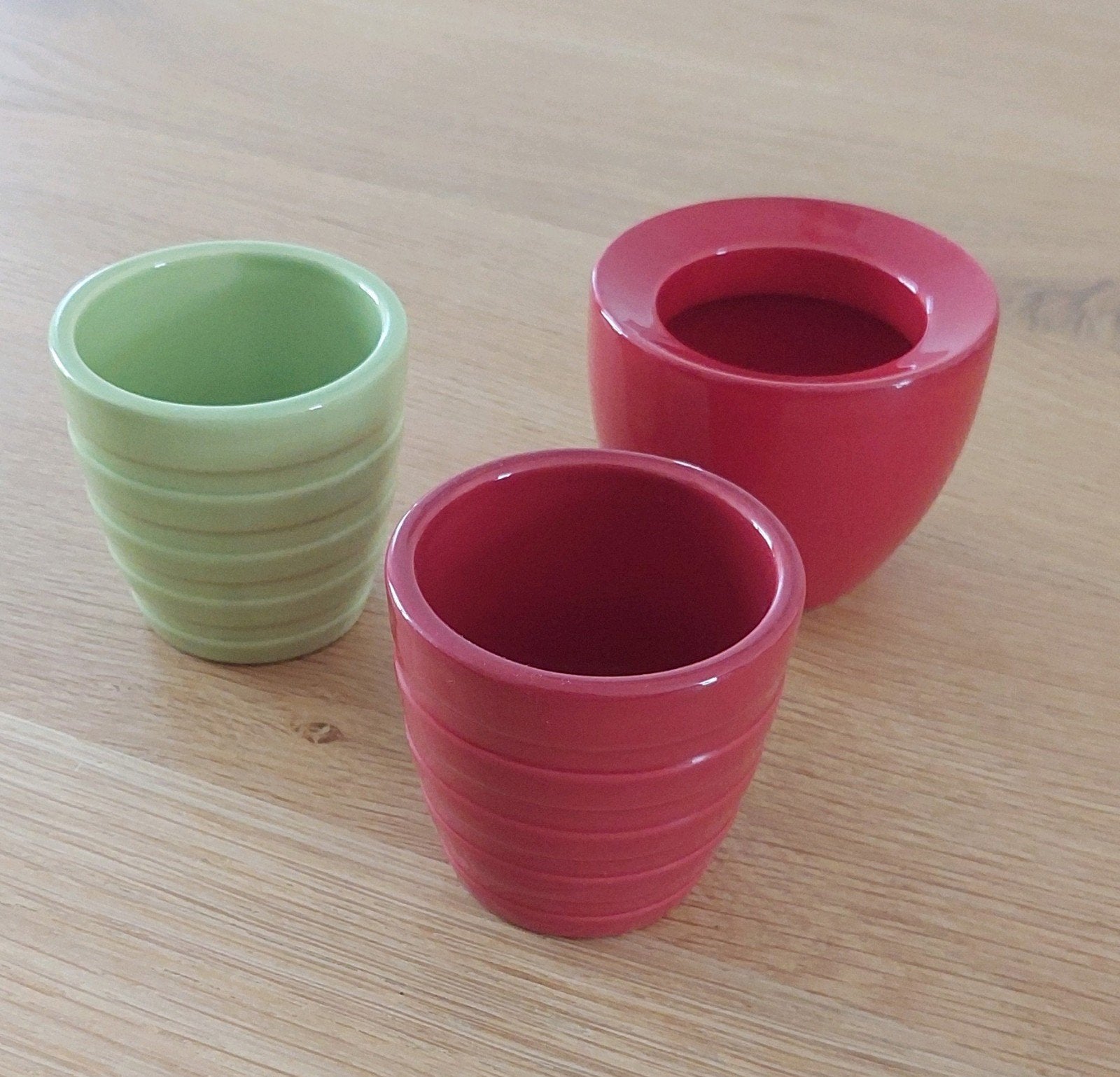 Gratis: 3 kleine plantenpotjes (rood en groen), Tuin en Terras, Ophalen, Rond, Binnen, Zo goed als nieuw