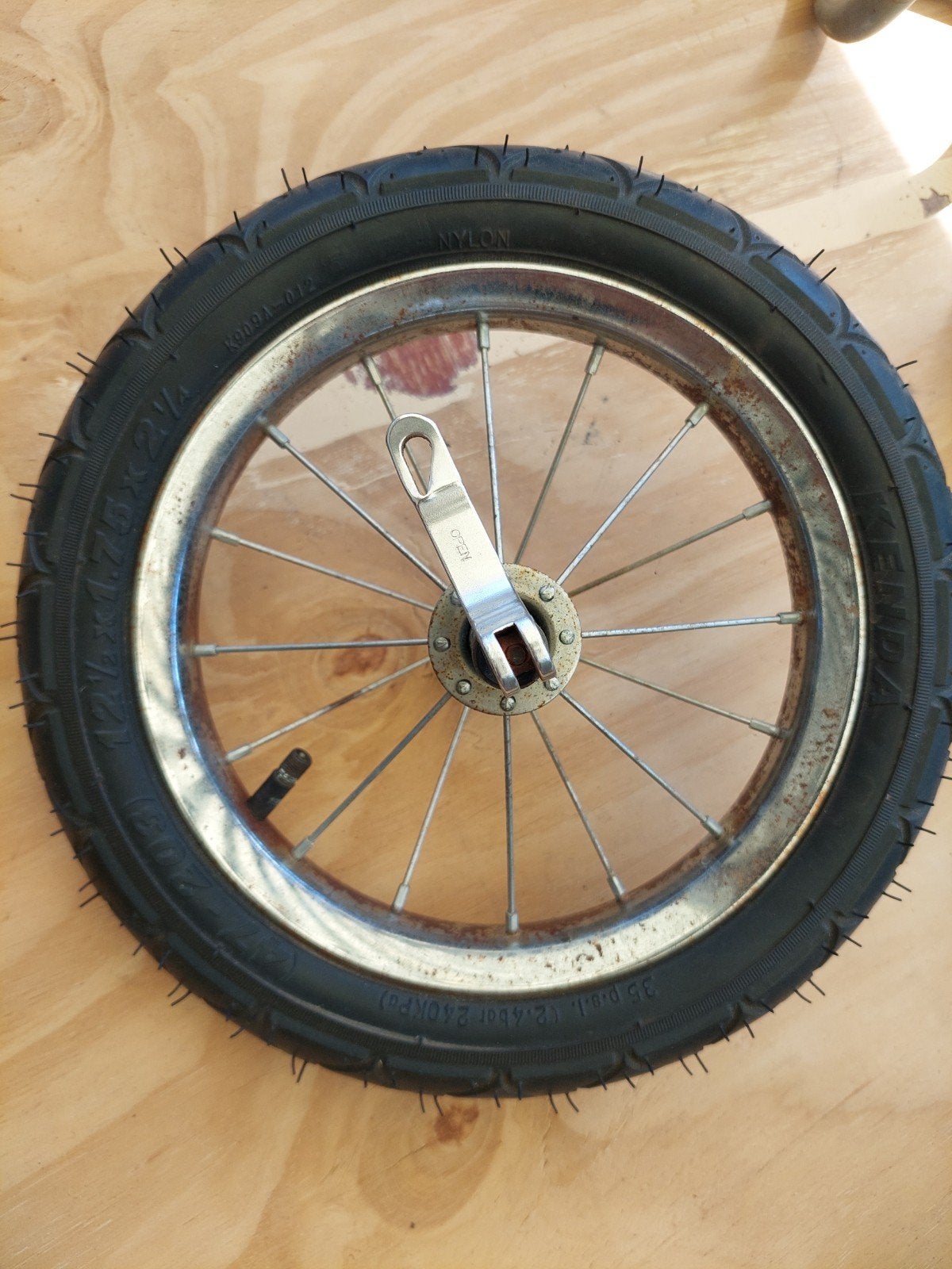 Gebruikt 12 inch fietswiel met band voor kinderfiets, Wiel, Gebruikt, Kinderfiets, Staal