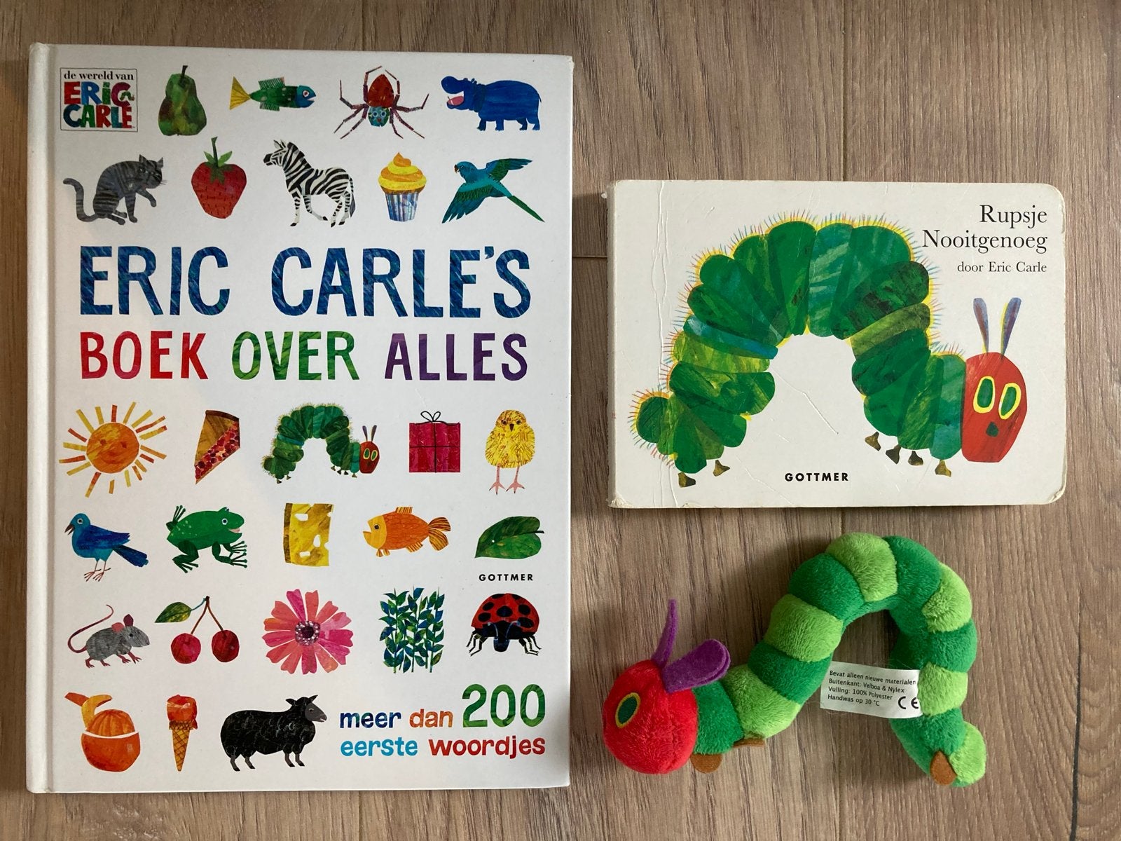 2x Eric Carle: “Over alles” & Rupsje Nooitgenoeg + Knuffel!, Ophalen of Verzenden, Zo goed als nieuw, Uitklap-, Voel- of Ontdekboek