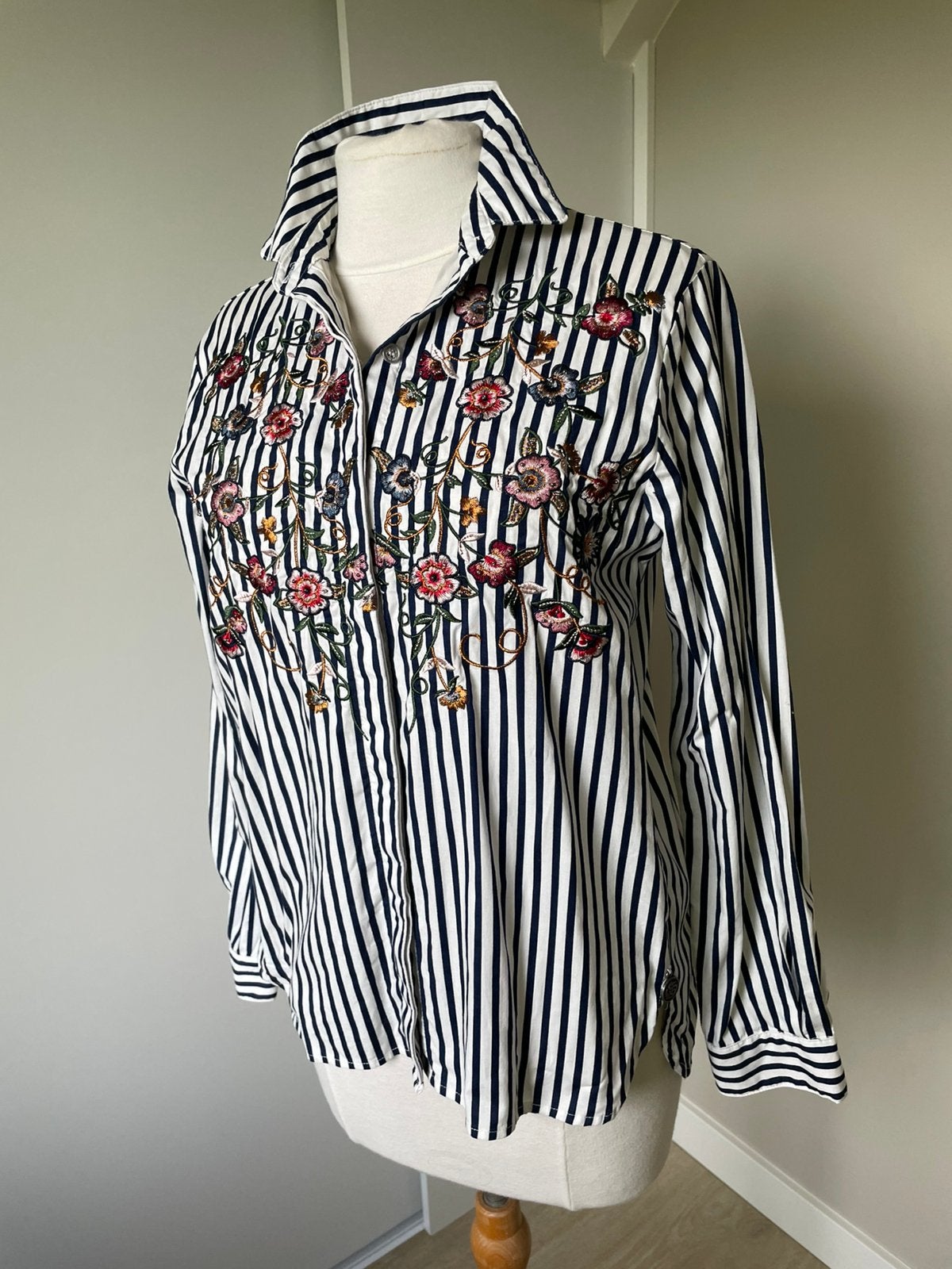 Jade Twelve blouse geborduurde bloemen nooit gedragen S, Ophalen of Verzenden, Zo goed als nieuw, Wit
