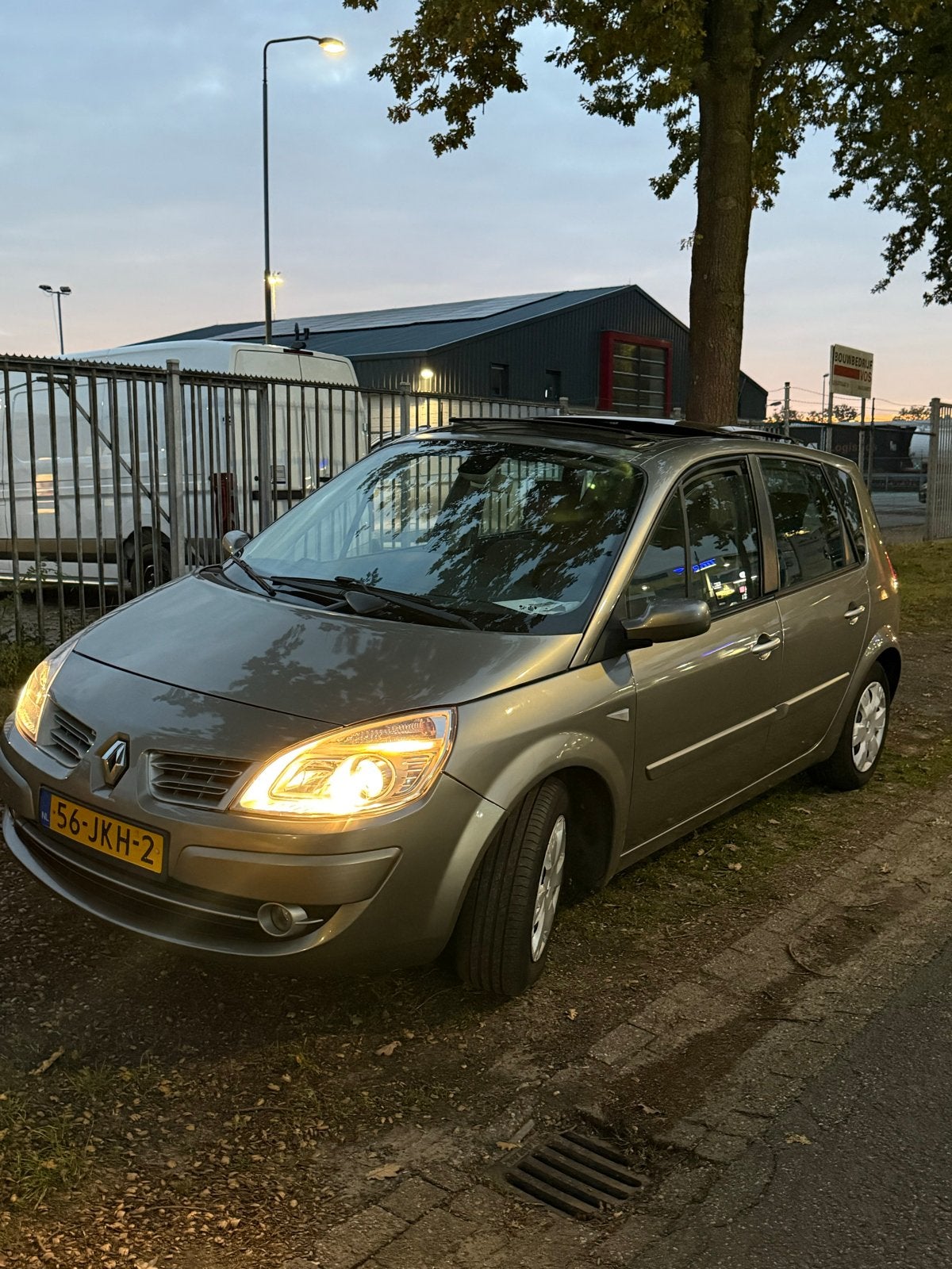 Renault Scénic 1.6 16V 82KW AUT E4 2009 Beige, Auto's, 1345 kg, 4 cilinders, Beige, Origineel Nederlands