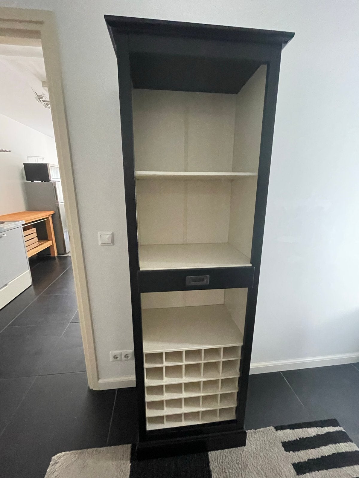 Zwarte houten kast met lade en wijnrek, Ophalen, Minder dan 50 cm, Gebruikt, 200 cm of meer