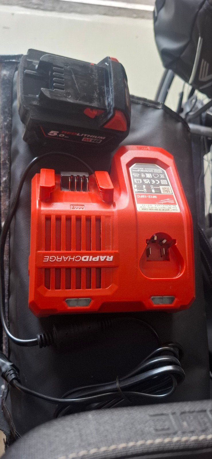 milwaukee m18 / m12 accu en lader, Ophalen of Verzenden, Zo goed als nieuw, Boormachine