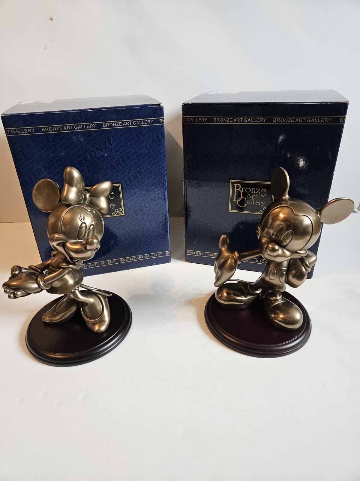 2 bronzen Mickey en Minnie beelden, Verzamelen, Ophalen of Verzenden, Mickey Mouse, Nieuw, Beeldje of Figuurtje