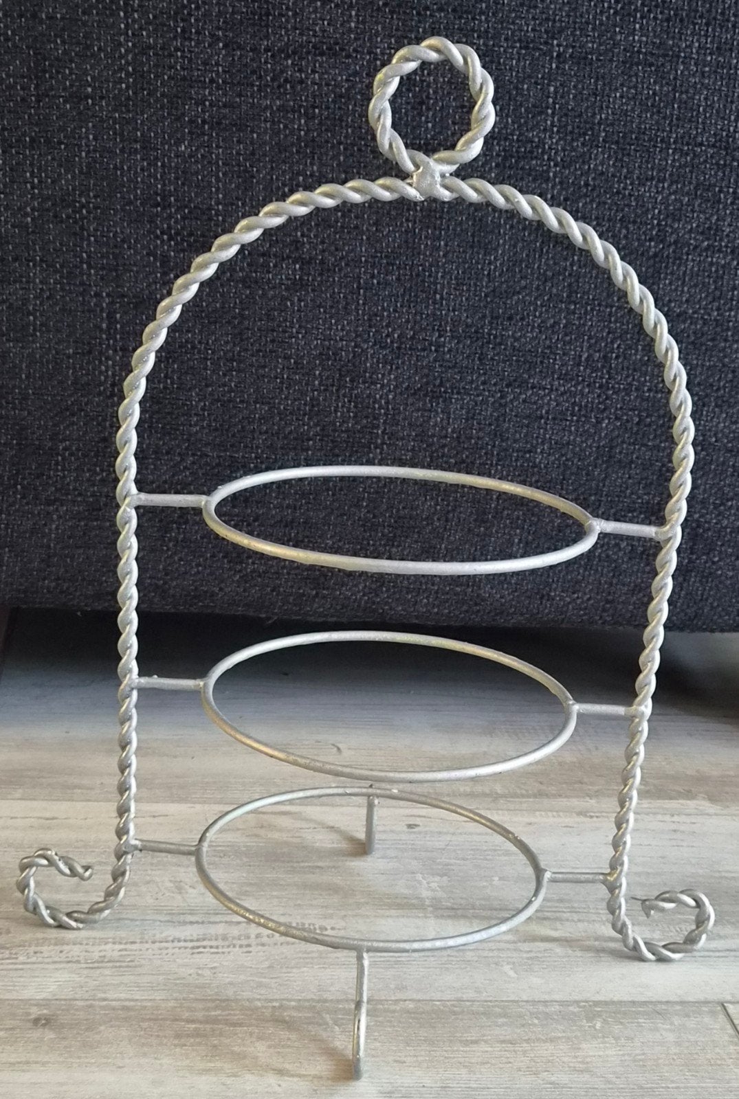 Etagere,
zilver kleur, 48 cm hoog, Ophalen, Gebruikt