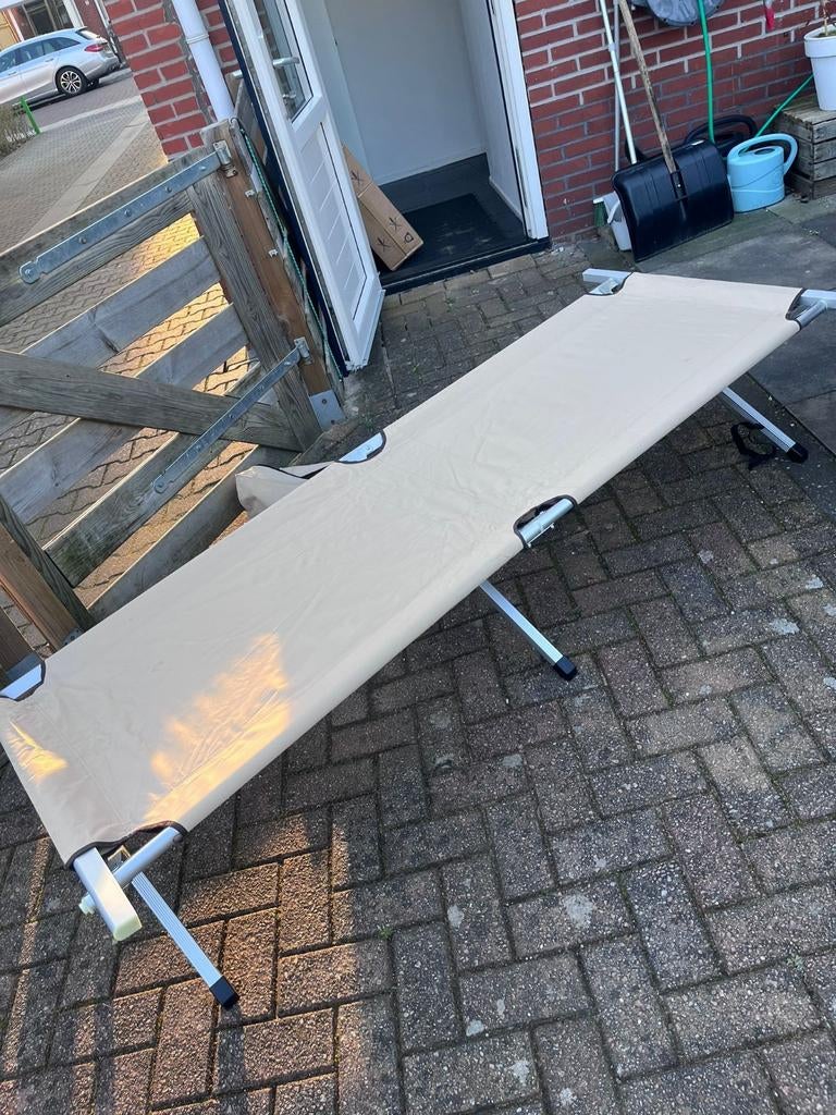 Kampeer stretchbed met hoes, inklapbaar, beige, Ophalen of Verzenden, Zo goed als nieuw, Overige