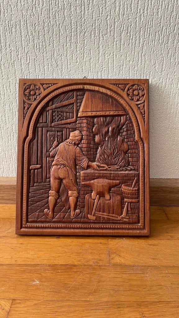 Vintage houten gesneden paneel: scène smid ijzersmeedstuk, Ophalen of Verzenden