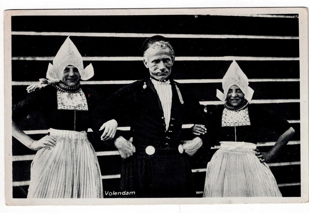 Volendam. Alle drie in klederdracht., Ophalen of Verzenden, Voor 1920, Ongelopen, Noord-Holland
