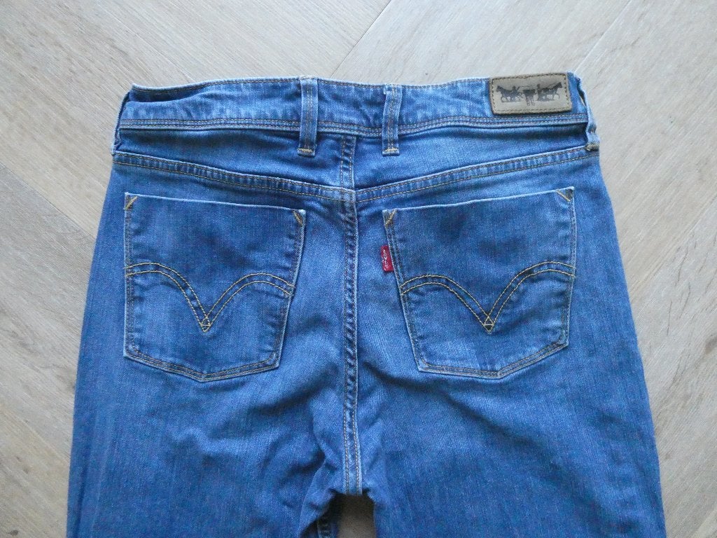 Levi 627 Straight Fit spijkerbroek maat ??-32, Blauw, Ophalen of Verzenden, Zo goed als nieuw, W27 (confectie 34) of kleiner