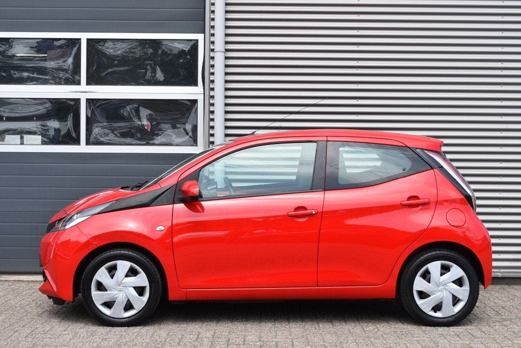Toyota AYGO 1.0 VVT-i X-PLAY / 1E EIGENAAR / 100% DEALER OND, Auto's, Toyota, Voorwielaandrijving, Gebruikt, Euro 6, 4 stoelen