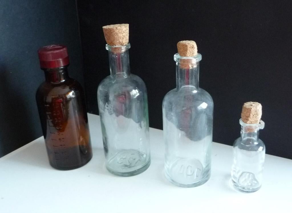 3 APOTHEKERSFLESJES, 1 AGFA BAKELIETEN DOP, OUD ZALFPOTJE, Verzenden
