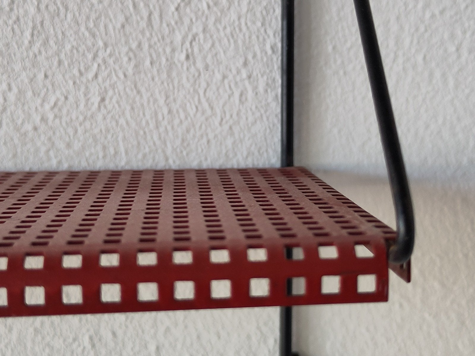 Vintage Metalen Pilastro Wandrekje Metaal Geperforeerd, Huis en Inrichting, Woonaccessoires | Wandplanken en Boekenplanken, Gebruikt