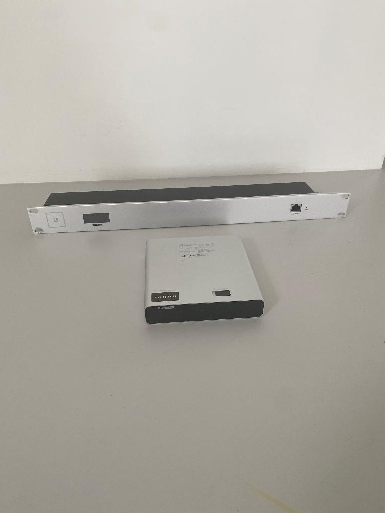 Cloud Key Genz en Rack Link en SSD (NVR/Controller Unifi), Ophalen of Verzenden, Zo goed als nieuw