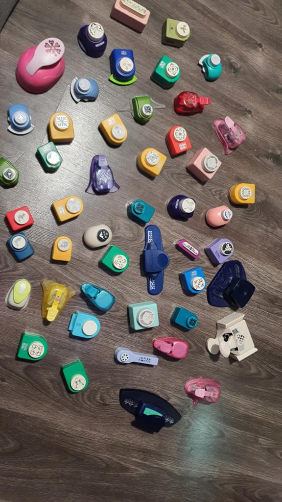 Grote collectie ponsen voor knutselprojecten, Ophalen