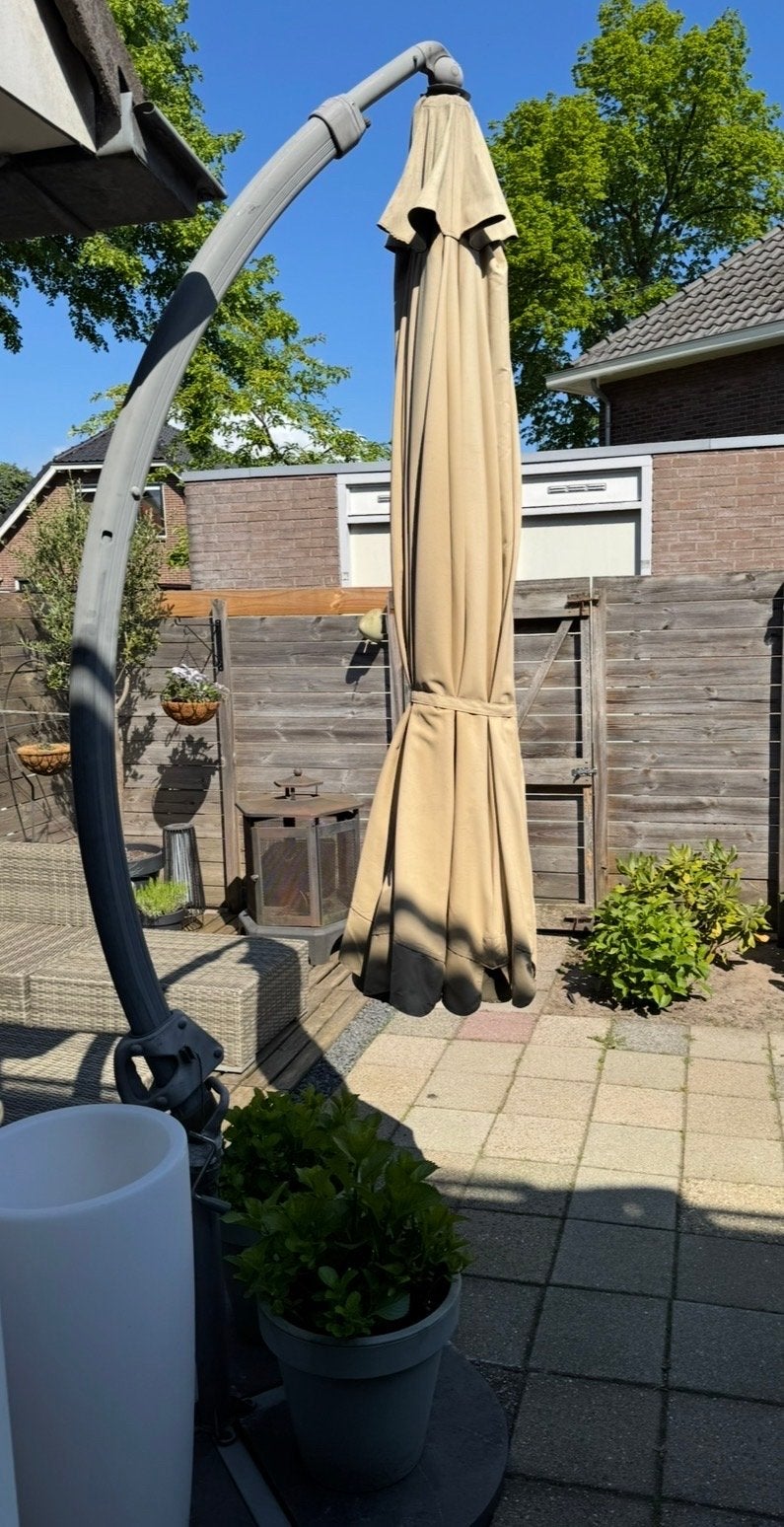 Beige parasol met voet, gratis af te halen, Ophalen, Gebruikt, Zweefparasol