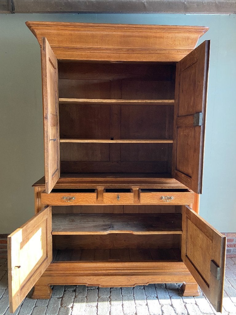 Prachtige antieke eiken houten Louis Philippe buffetkast., Verzenden