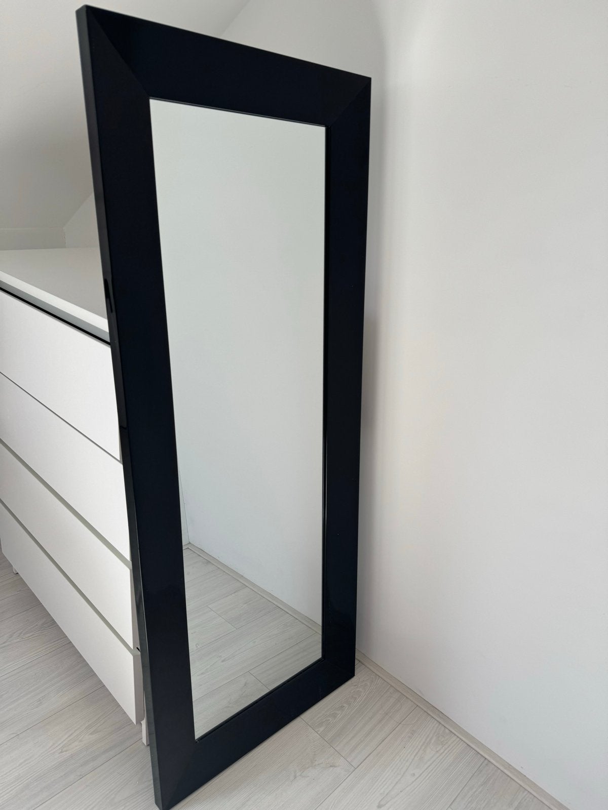Grote zwarte spiegel, staand of hangend, Huis en Inrichting, Woonaccessoires | Spiegels, Ophalen of Verzenden, Zo goed als nieuw