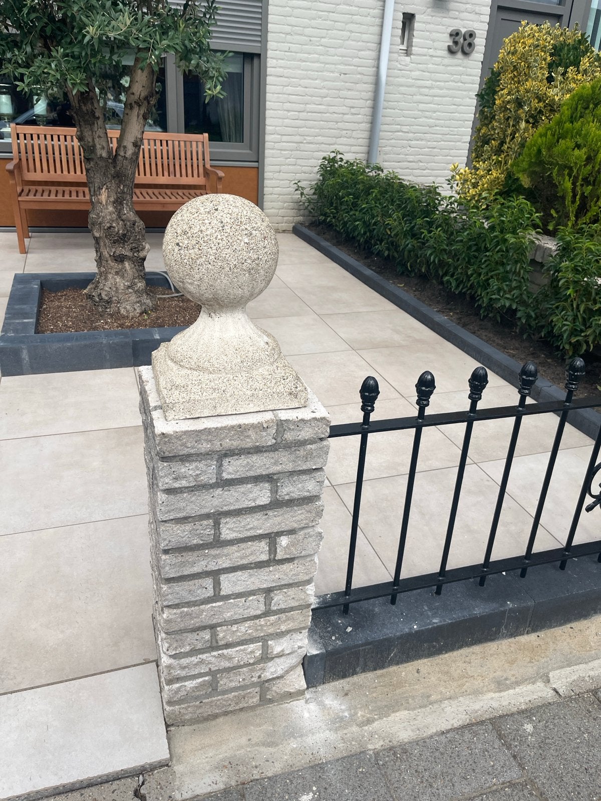 Paalmuts, betonnen bol op sokkel voor tuin of poort 3 stuks, Ophalen of Verzenden, Gebruikt, Beton, Abstract beeld