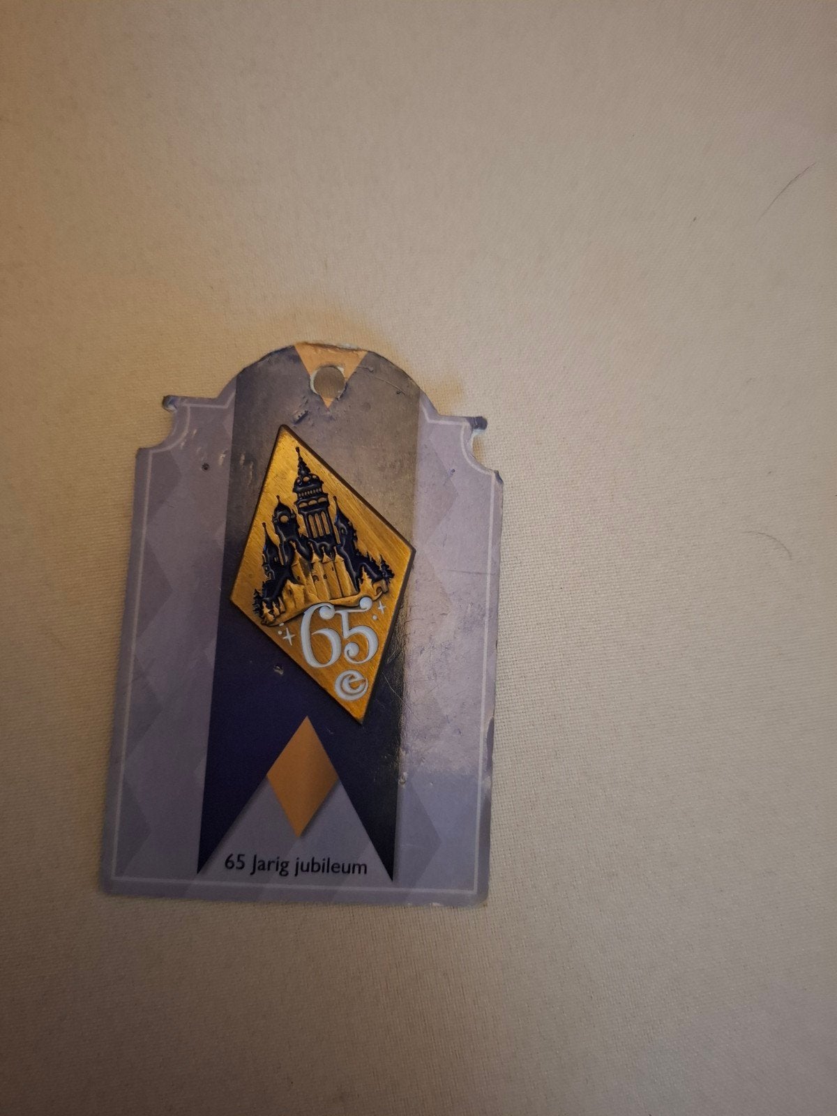 Efteling 65 jaar pin op kaartje - Licht beschadigd, Ophalen, Zo goed als nieuw, Button of Speldje