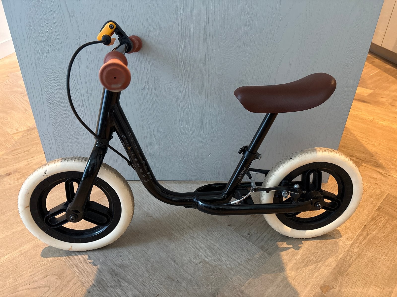 Loopfiets Zwart met Bruin Zadel en Witte Banden, Ophalen, Zo goed als nieuw, Velgrem, Minder dan 16 inch
