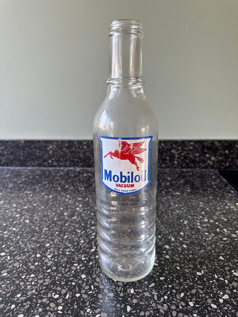 Mobiloil Vacuum oliefles. Bottle olie fles MOTOR OIL., Ophalen of Verzenden, Gebruikt, Gebruiksvoorwerp