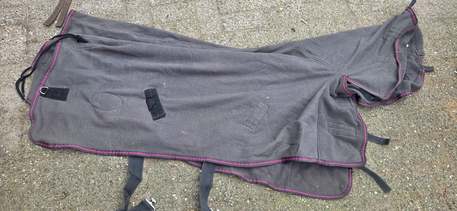Zweetdeken met hals 137cm, Dieren en Toebehoren, Zweetdeken, Zo goed als nieuw, Grijs, Fleece