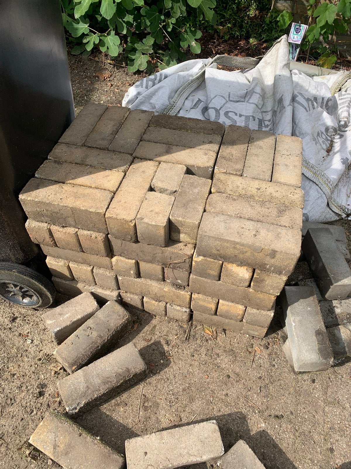 Gratis nog keurige beton klinkers geel zwart rood, Ophalen, Overige materialen, Gebruikt, Minder dan 20 cm