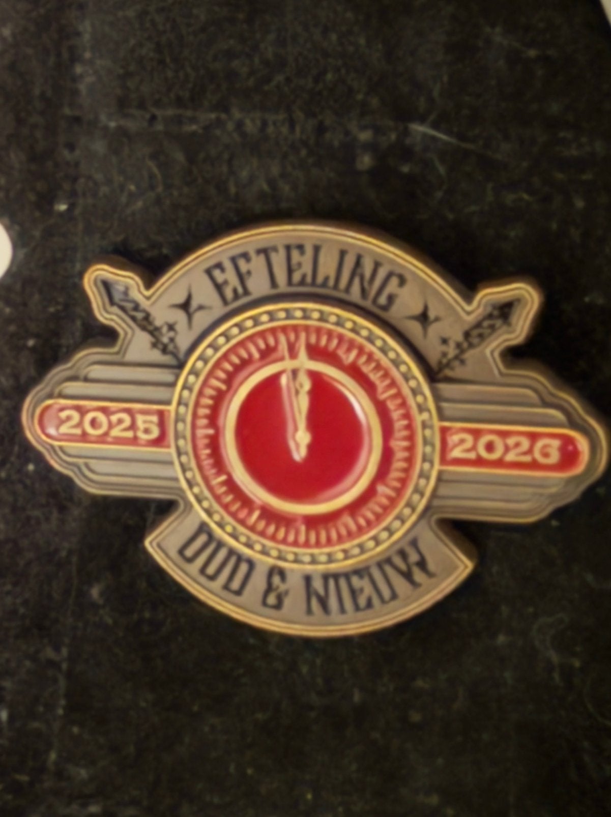Efteling personeelspin Oud en Nieuw 2025-3026, Ophalen of Verzenden, Zo goed als nieuw