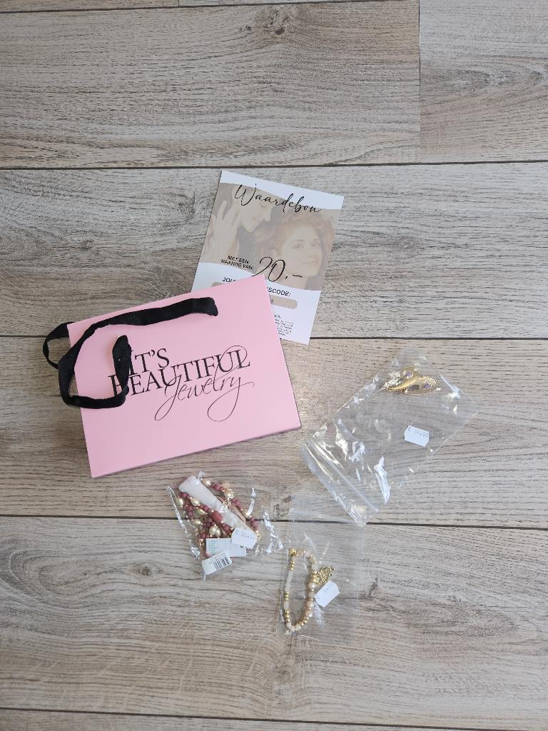 NIEUW set van 3 BIBA sierraden twv€ 60,00 + cadeaubon €20,00, Overige materialen, Nieuw, Ophalen of Verzenden, Knopjes of Stekers