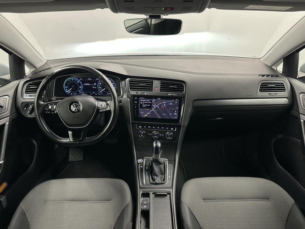 Volkswagen e-Golf White Silver Metallic-Digitaal Display 86%, Auto's, Volkswagen, 136 pk, Gebruikt, Met garantie (alle), 231 km
