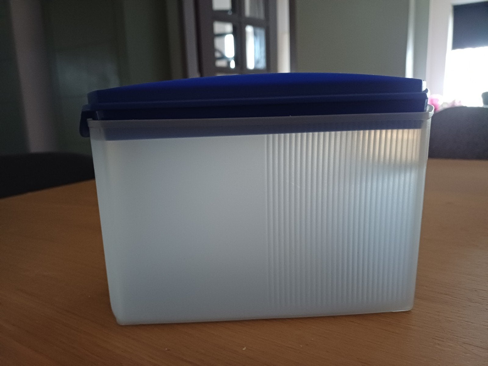 Tupperware Ruimtebespaarder 1 liter - Blauw deksel, Gebruikt, Bewaardoos, Blauw, Ophalen of Verzenden
