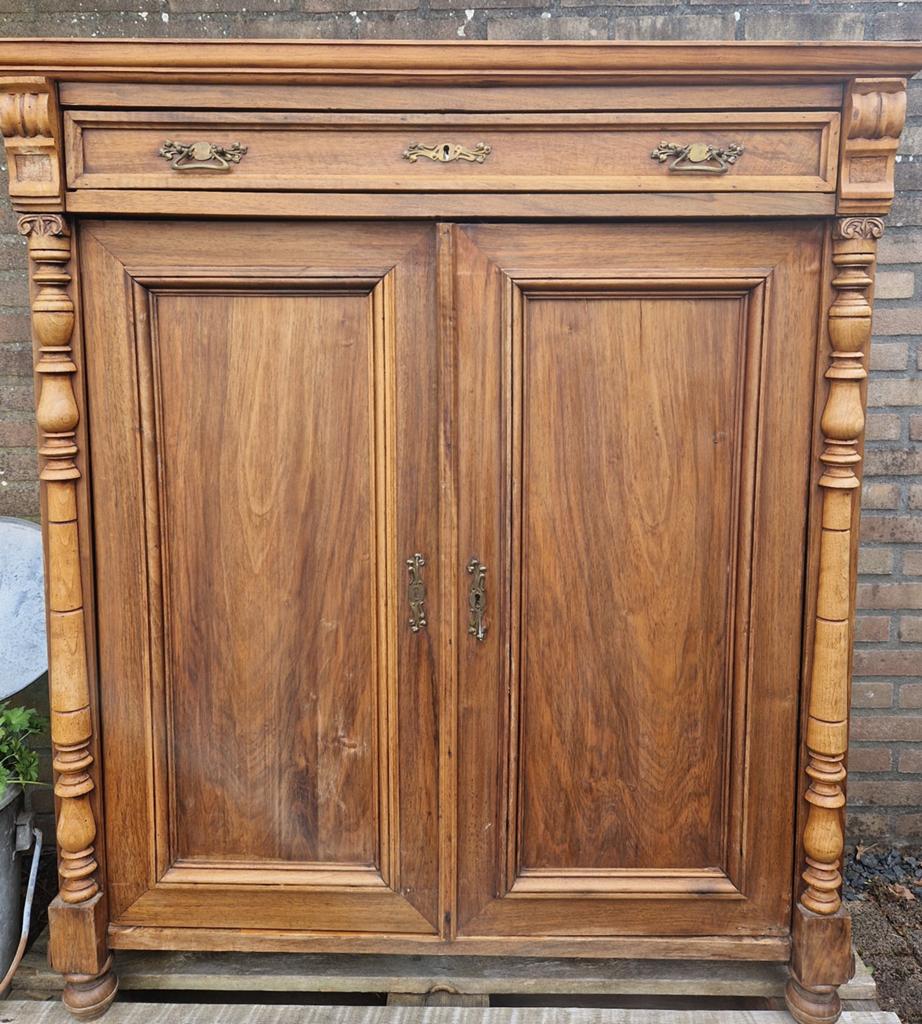 Antieke houten kast met lade en twee deuren, Ophalen
