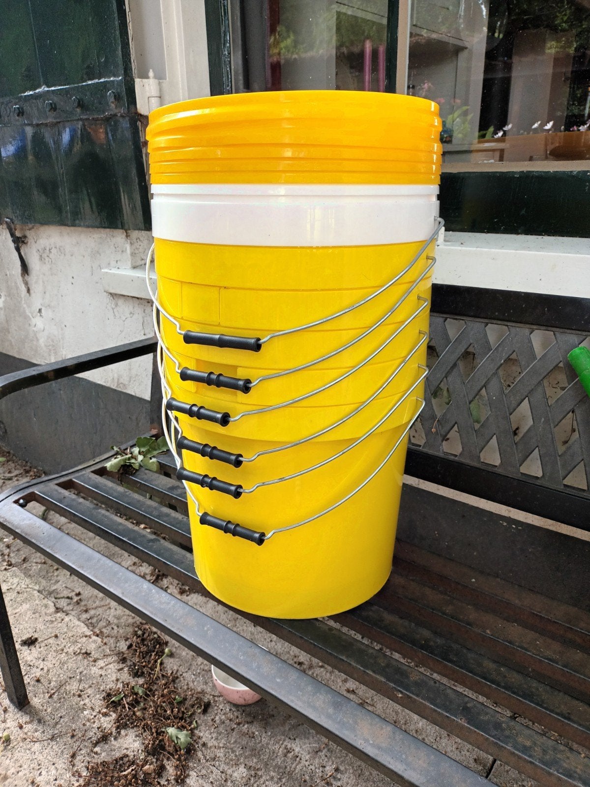 Gele plastic emmer 25 liter met ijzeren handvat, Ophalen, Zo goed als nieuw, Kunststof, Met deksel