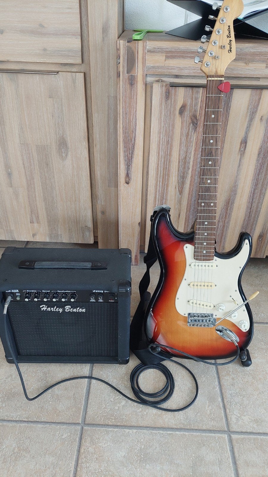 te koop electrice gitaar plus versterker en standaard, Gebruikt, Met versterker, Solid body, Ophalen