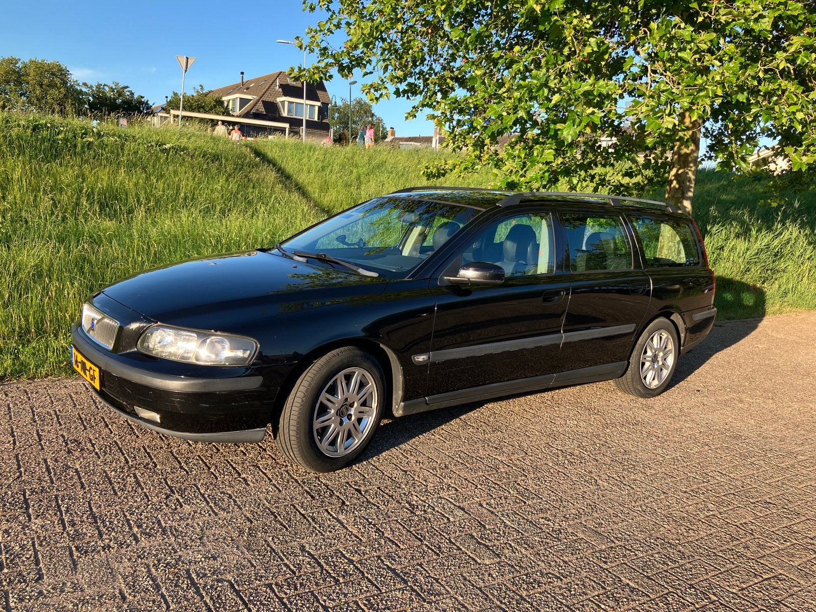Volvo V70 2.4 140PK 2004 Zwart, Auto's, Volvo, Voorwielaandrijving, 1800 kg, Leder en Stof, Zwart