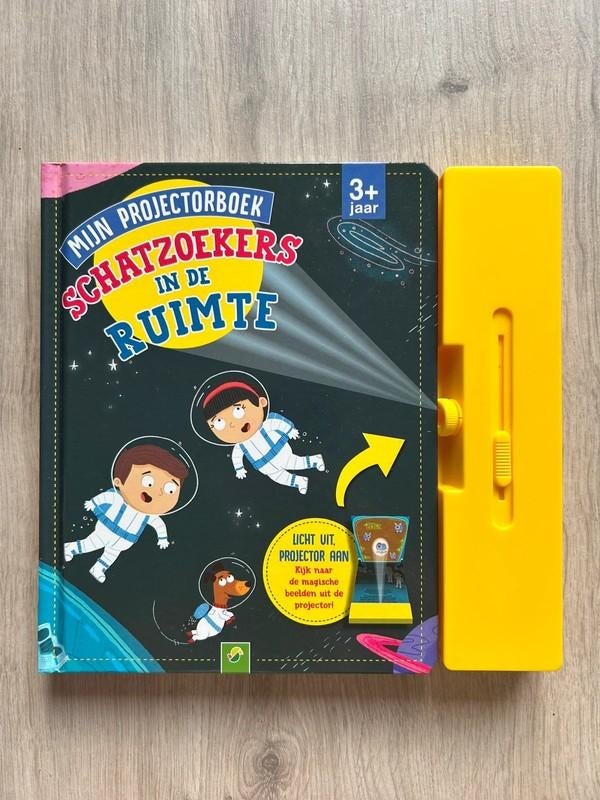 Mijn projector boek - Schatzoekers in de ruimte, Boeken, Ophalen of Verzenden, Zo goed als nieuw, Fictie algemeen, Uitklapboek