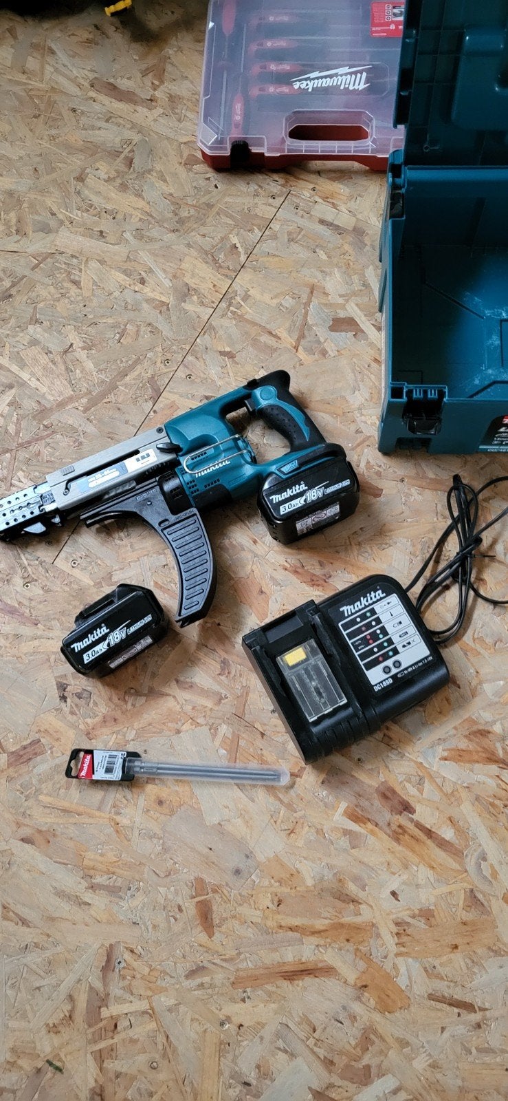 Makita schroefautomaat inclusief 2x 18V 3.0 Ah, Doe-het-zelf en Verbouw, Gereedschap | Boormachines, Ophalen of Verzenden