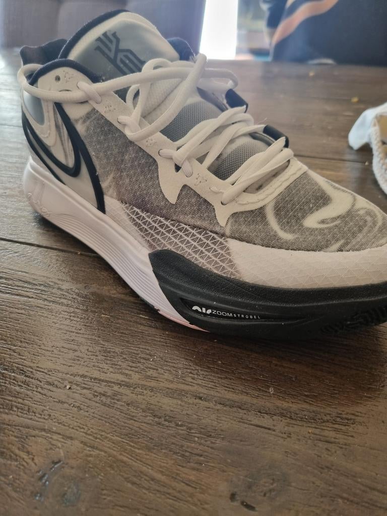 Nike Kyrie Flytrap V - Maat 43, Kleding | Dames, Schoenen, Zo goed als nieuw, Sneakers of Gympen, Wit, Ophalen of Verzenden